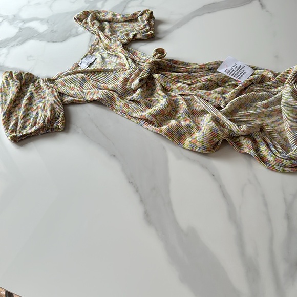 ASOS DESIGN plisse wrap midi dress with side tie in ditsy floral. Size 4 - Picture 5 of 8